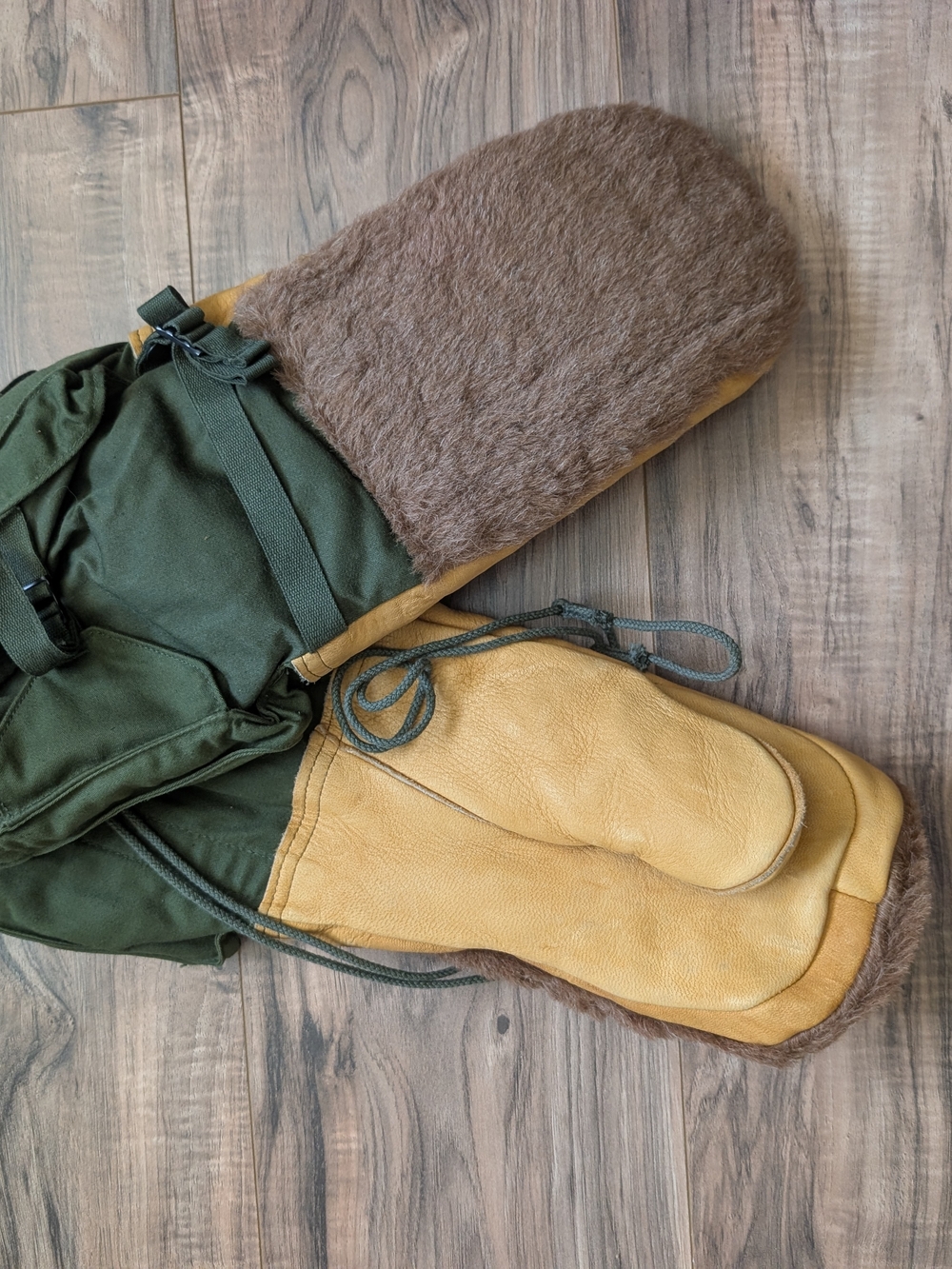 Men's Green and Tan Heavy-Duty Mittens